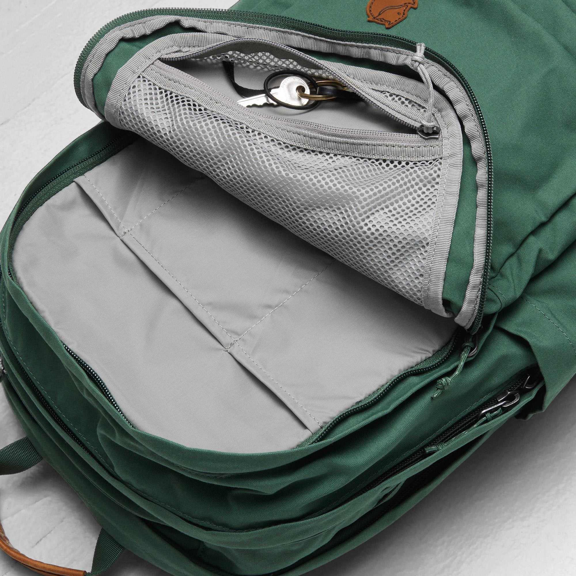 Fjallraven Raven 28L in Frost Green