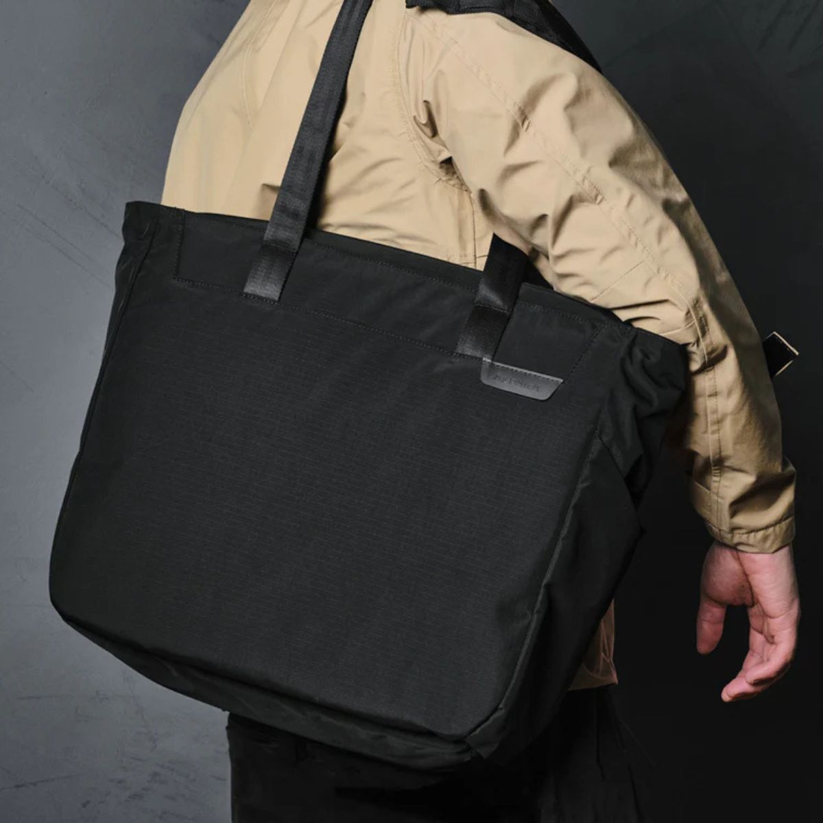 Alpaka Metro Tote in Black