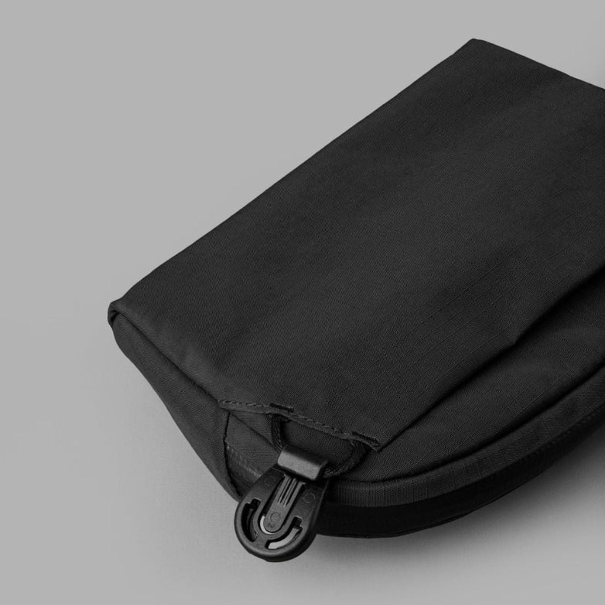 Alpaka Flight Sling 1L in Black