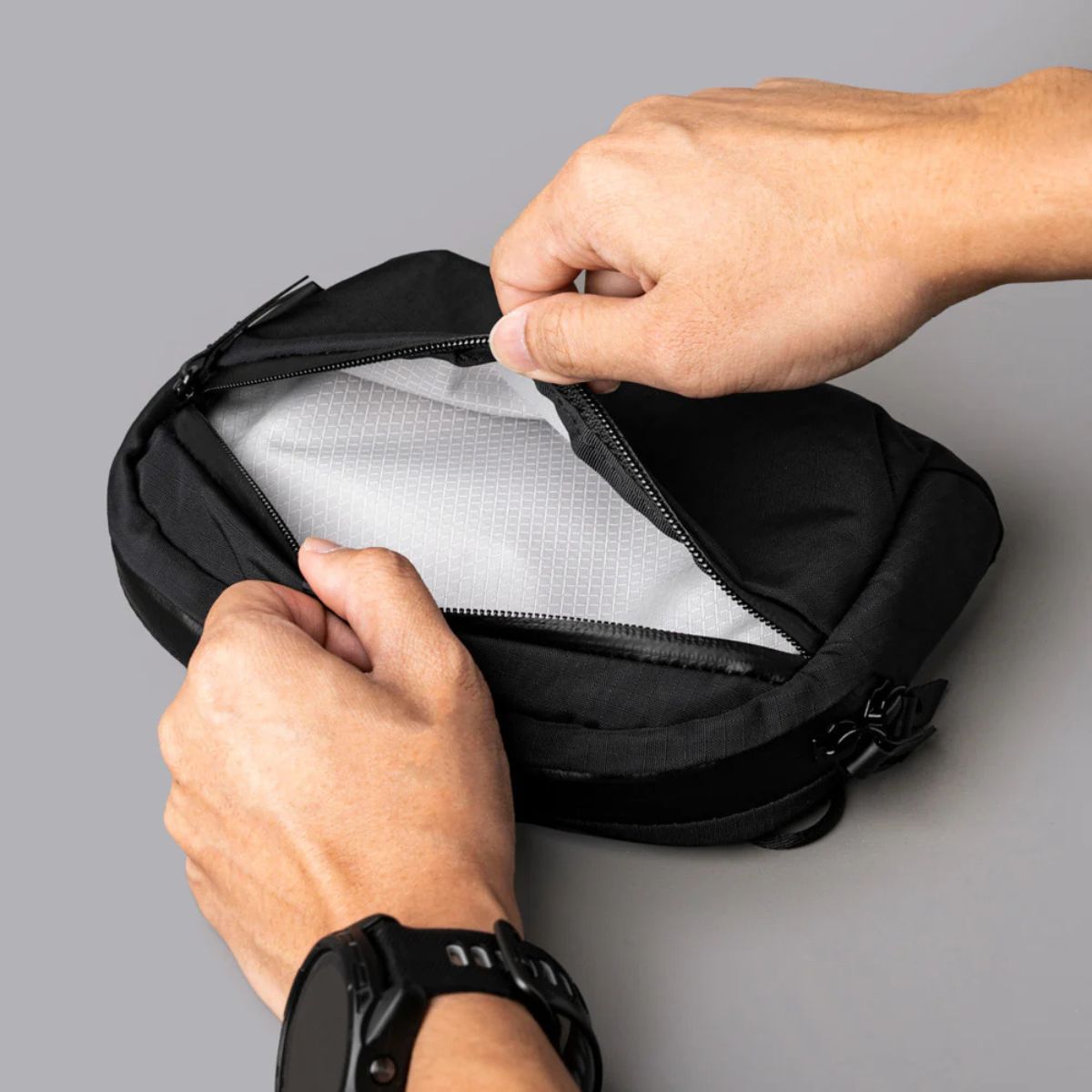 Alpaka Flight Sling 1L in Black
