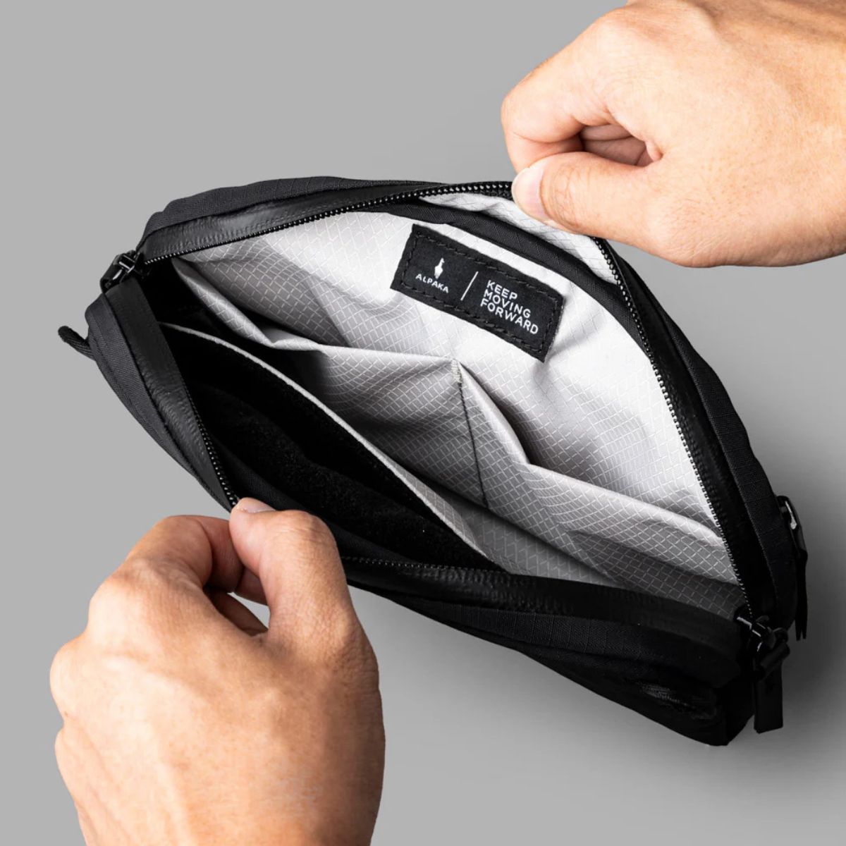 Alpaka Flight Sling 1L in Black