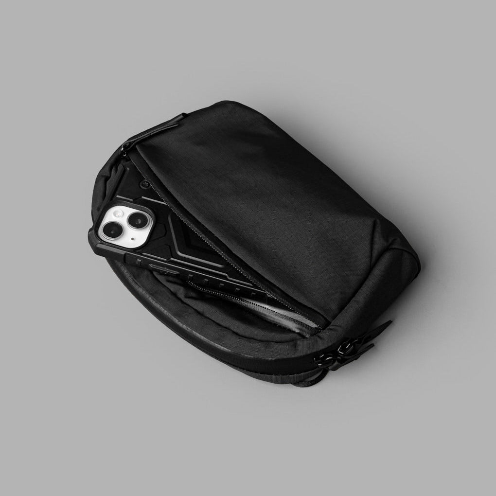 Alpaka Flight Sling 1L in Black