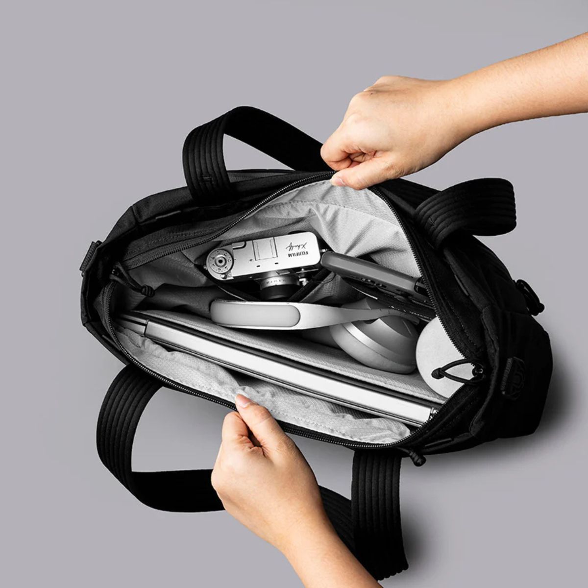 Alpaka Bravo Tote V2 12L in Black
