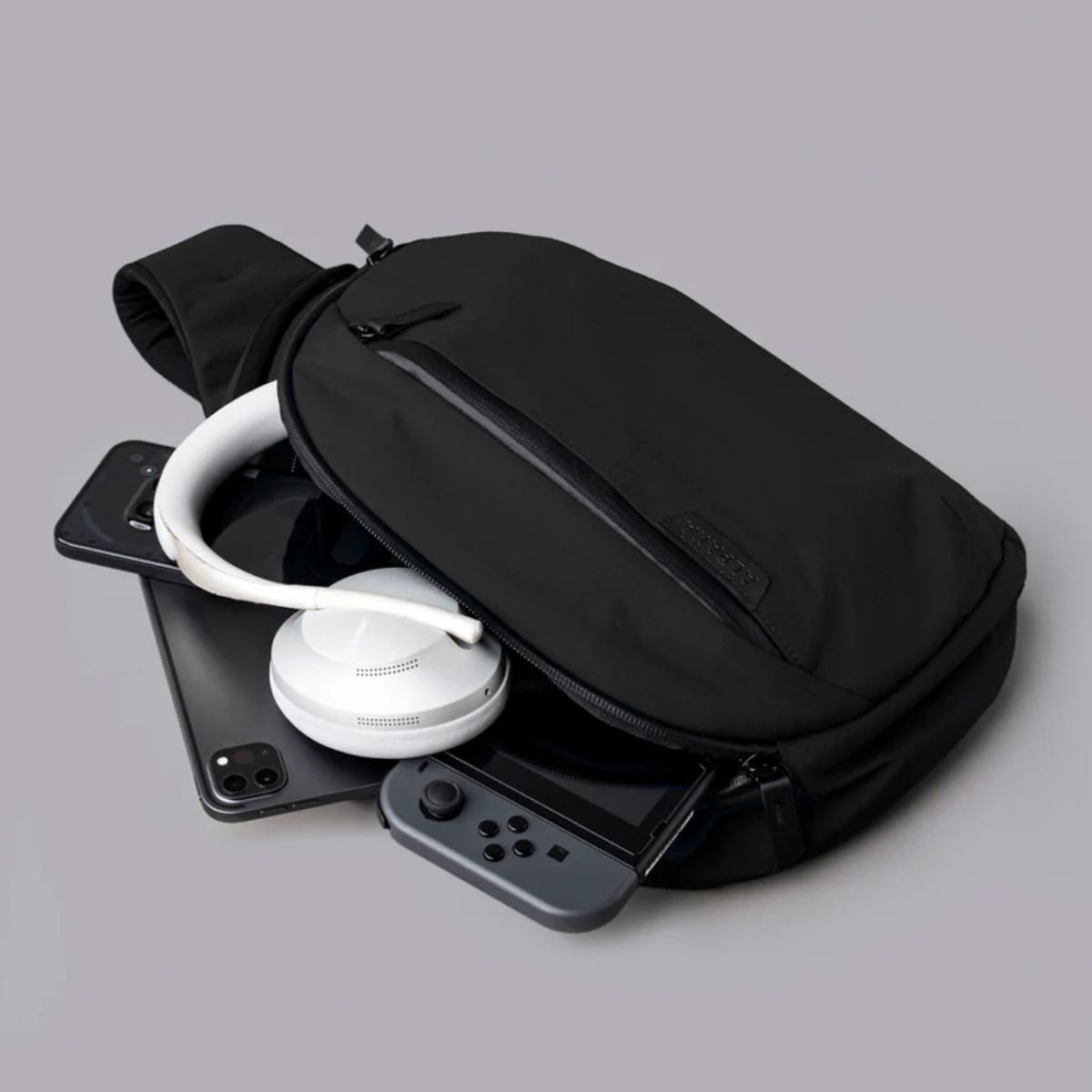 Alpaka Metro Crossbody - Right Shoulder in Black