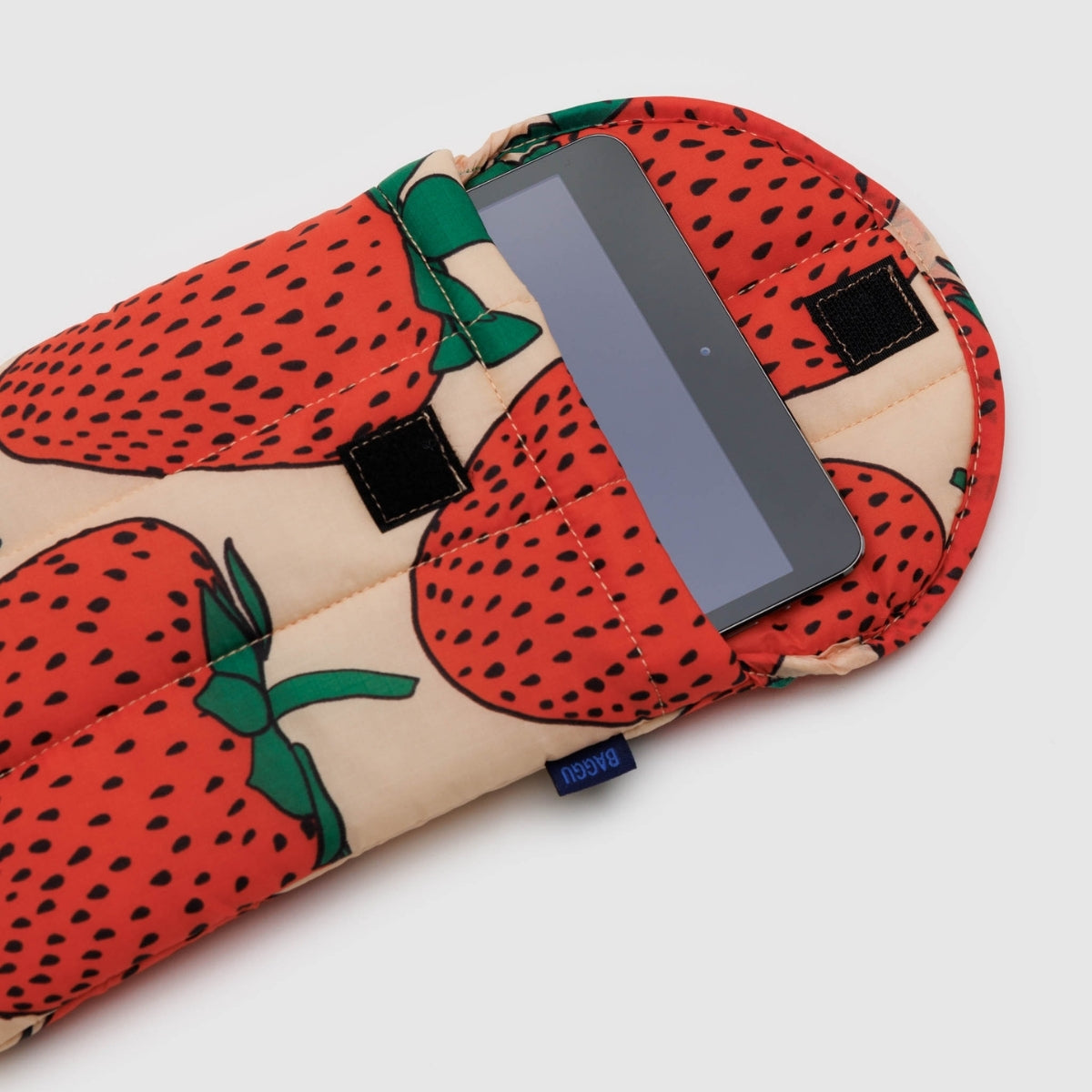Baggu Puffy Tablet Sleeve in Strawberry – Getoutside Shoes