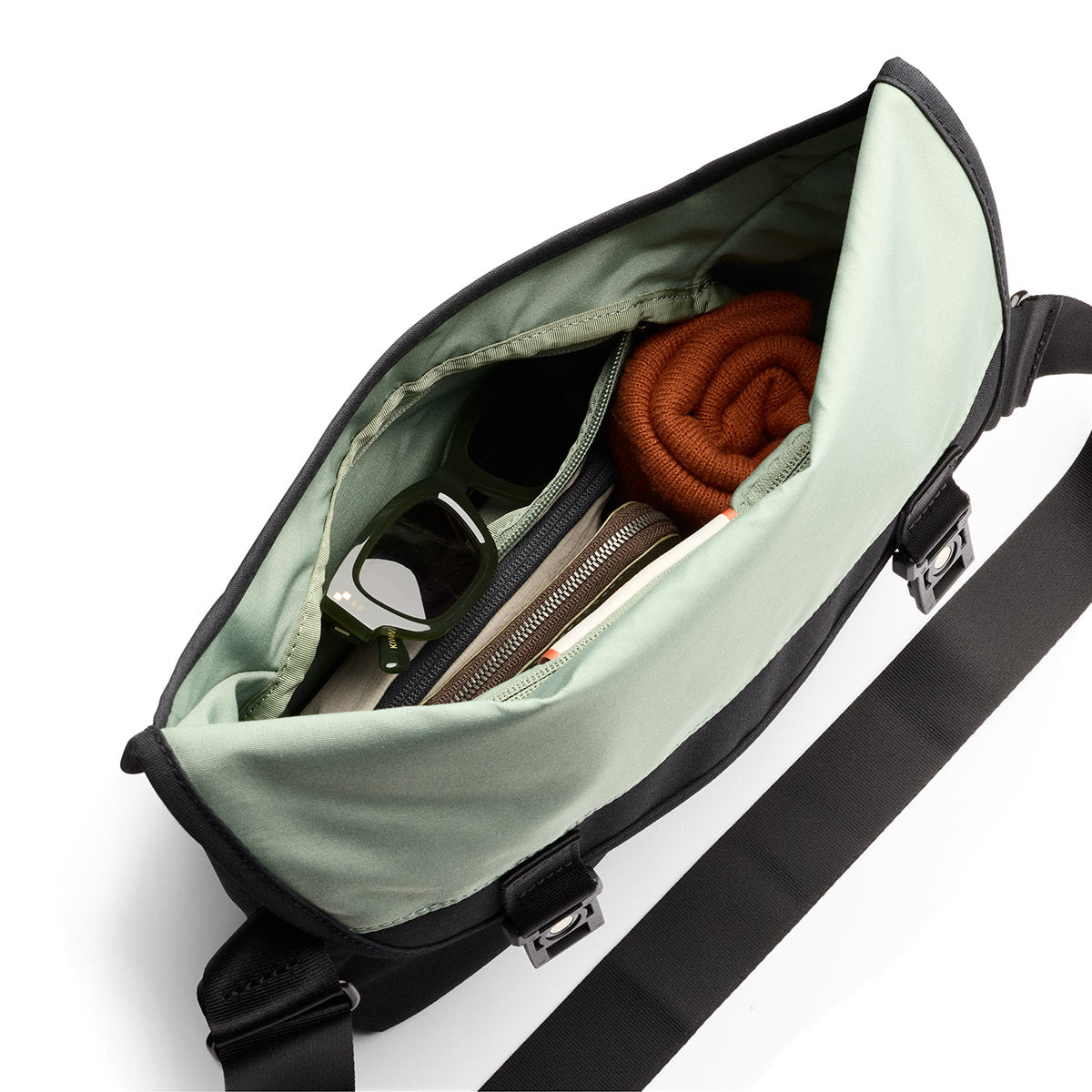 Bellroy Classic Messenger 6L in Black