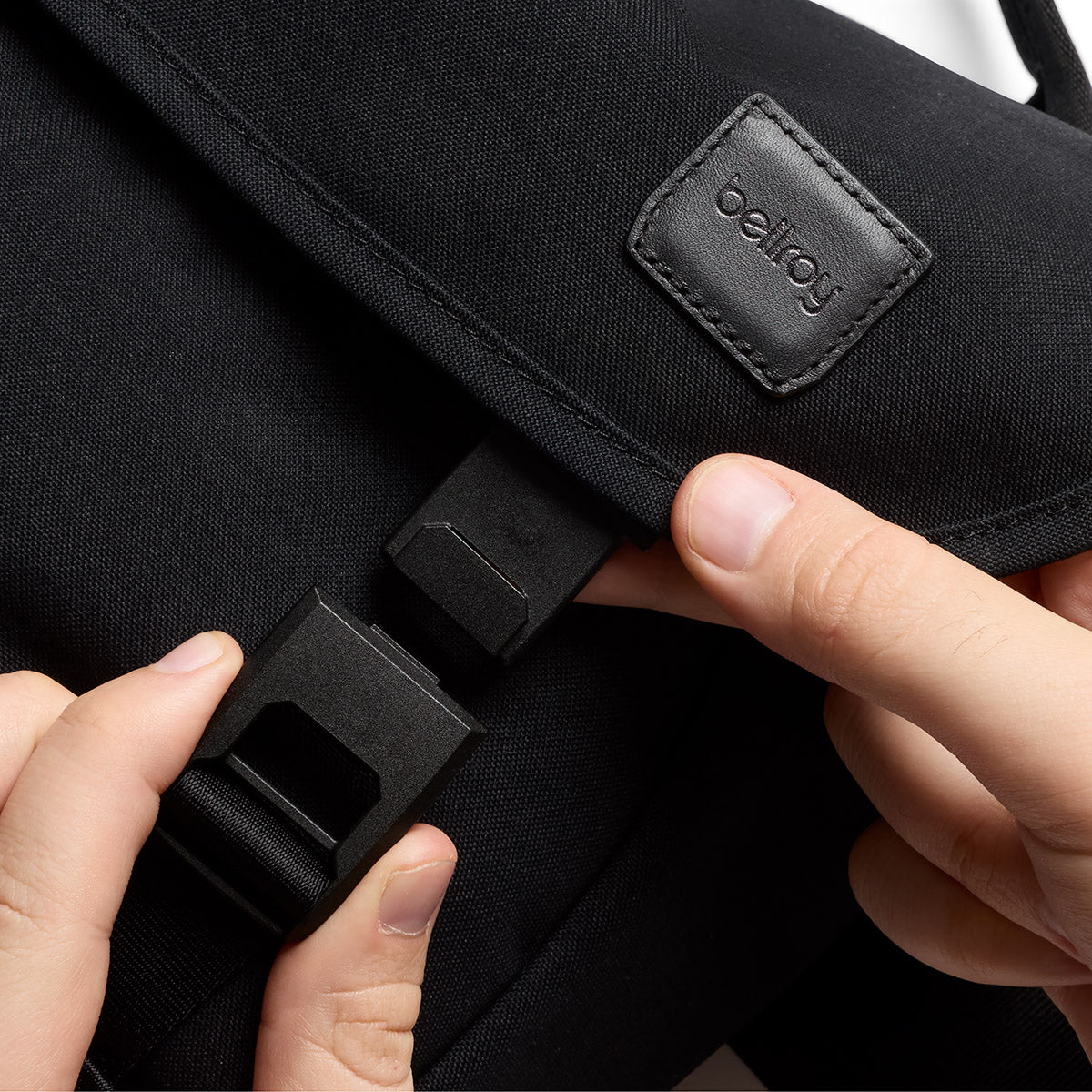 Bellroy Classic Messenger 6L in Black