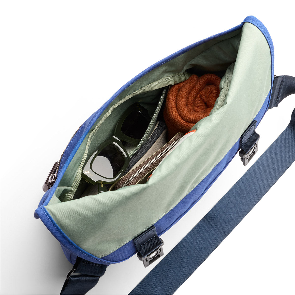 Bellroy Classic Messenger 6L in Indigo