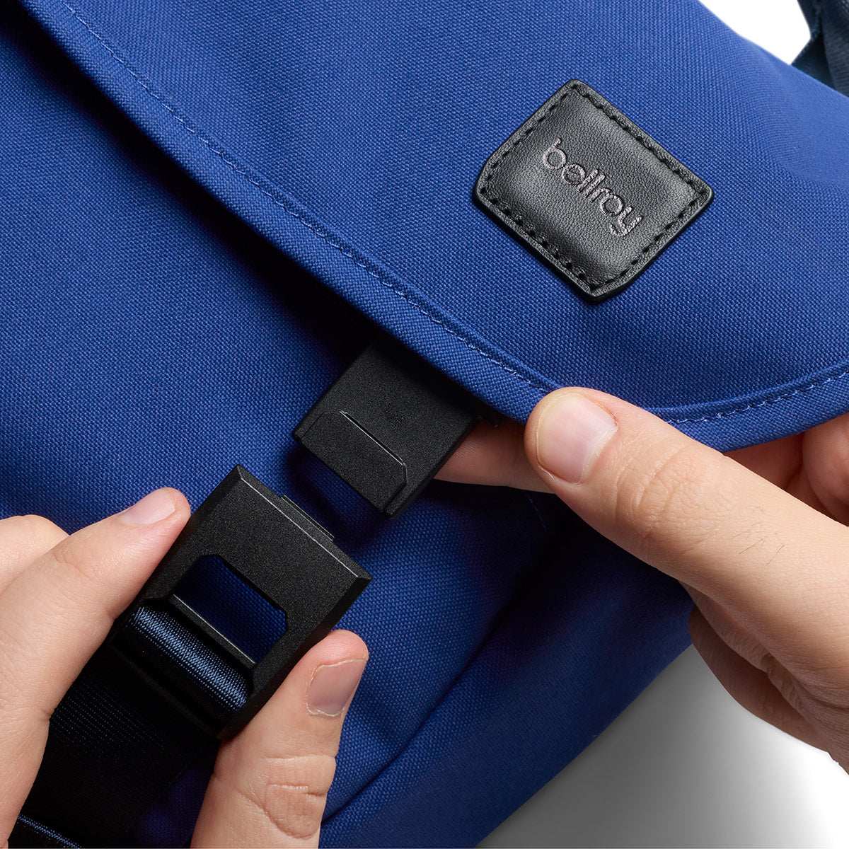 Bellroy Classic Messenger 6L in Indigo