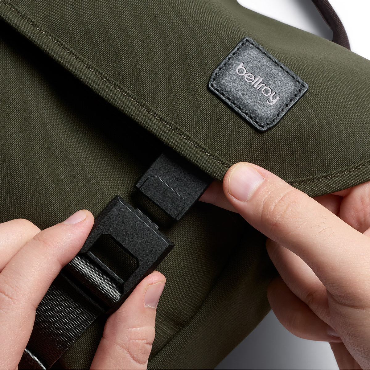 Bellroy Classic Messenger 6L in Olive