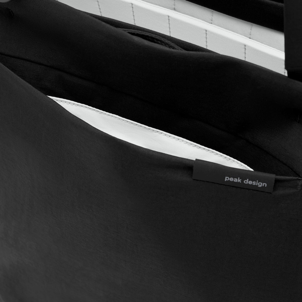 Peak Design City Tote 15L in Black
