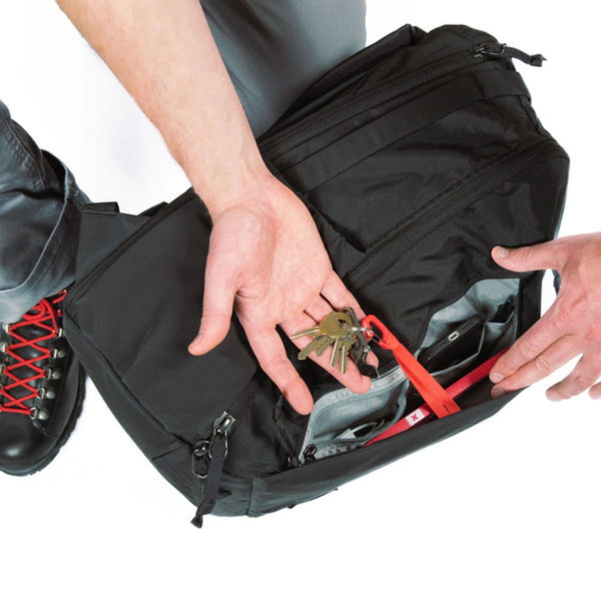 Evergoods Civic Travel Bag 26L in Solution Dyed Black