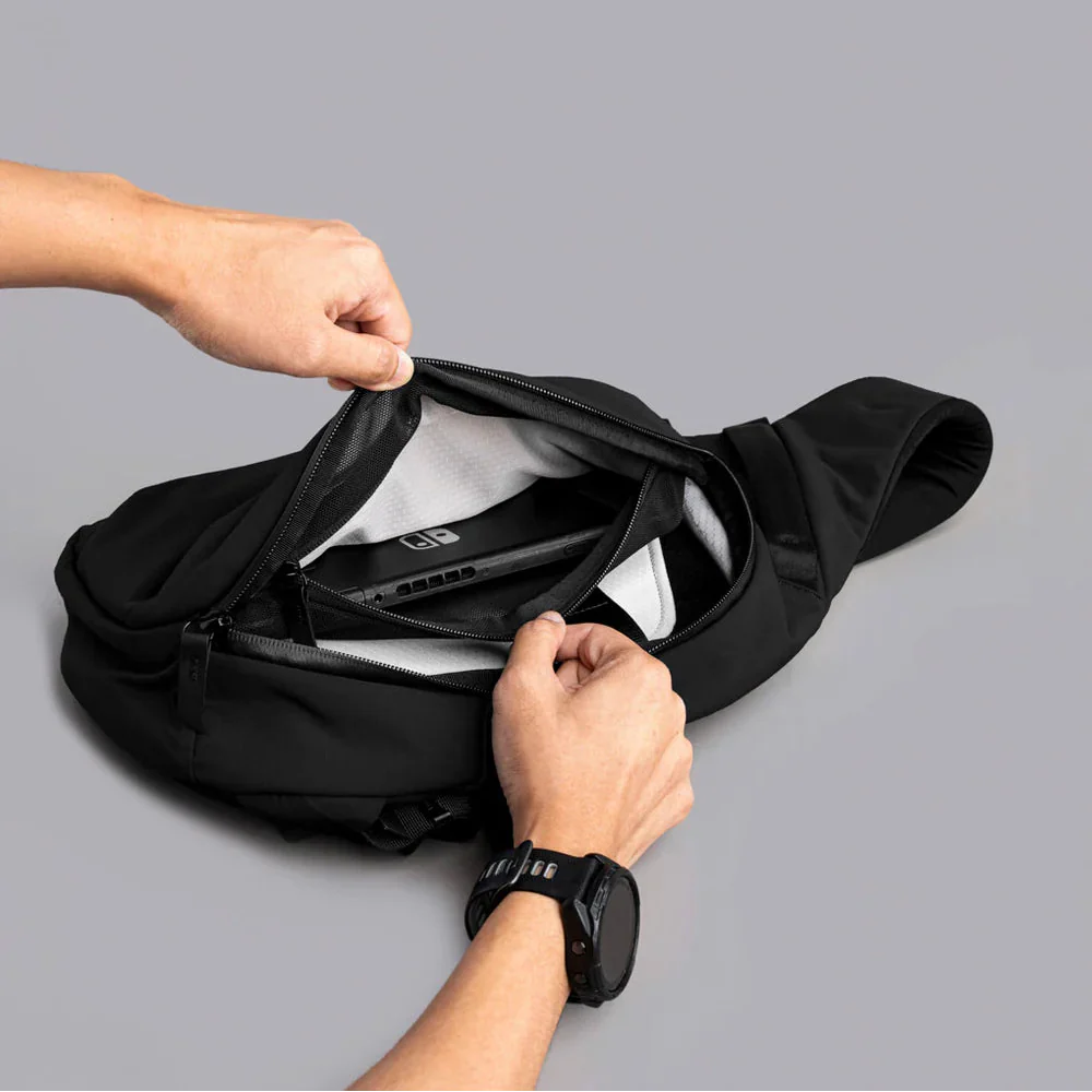 Alpaka Metro Crossbody - Left Shoulder in Black