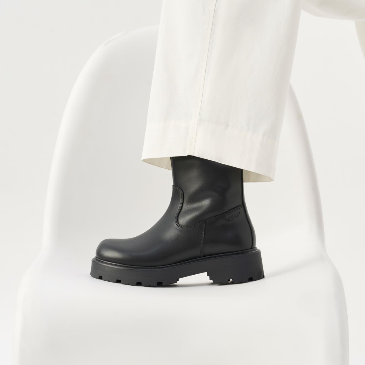 Vagabond Women's Cosmo 2.0 Zip Boots in Black Leather