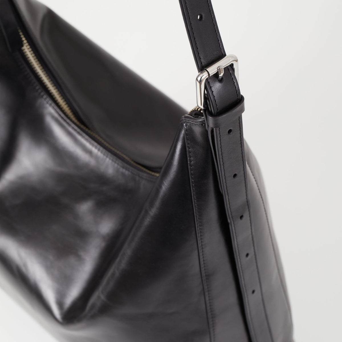 Vagabond Hilo Bag in Black Leather