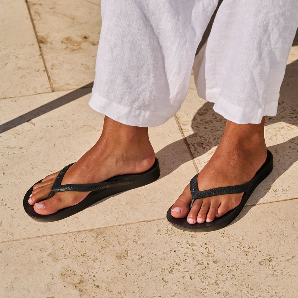 Archies Arch Support Flip Flops in Black - Getoutside Shoes
