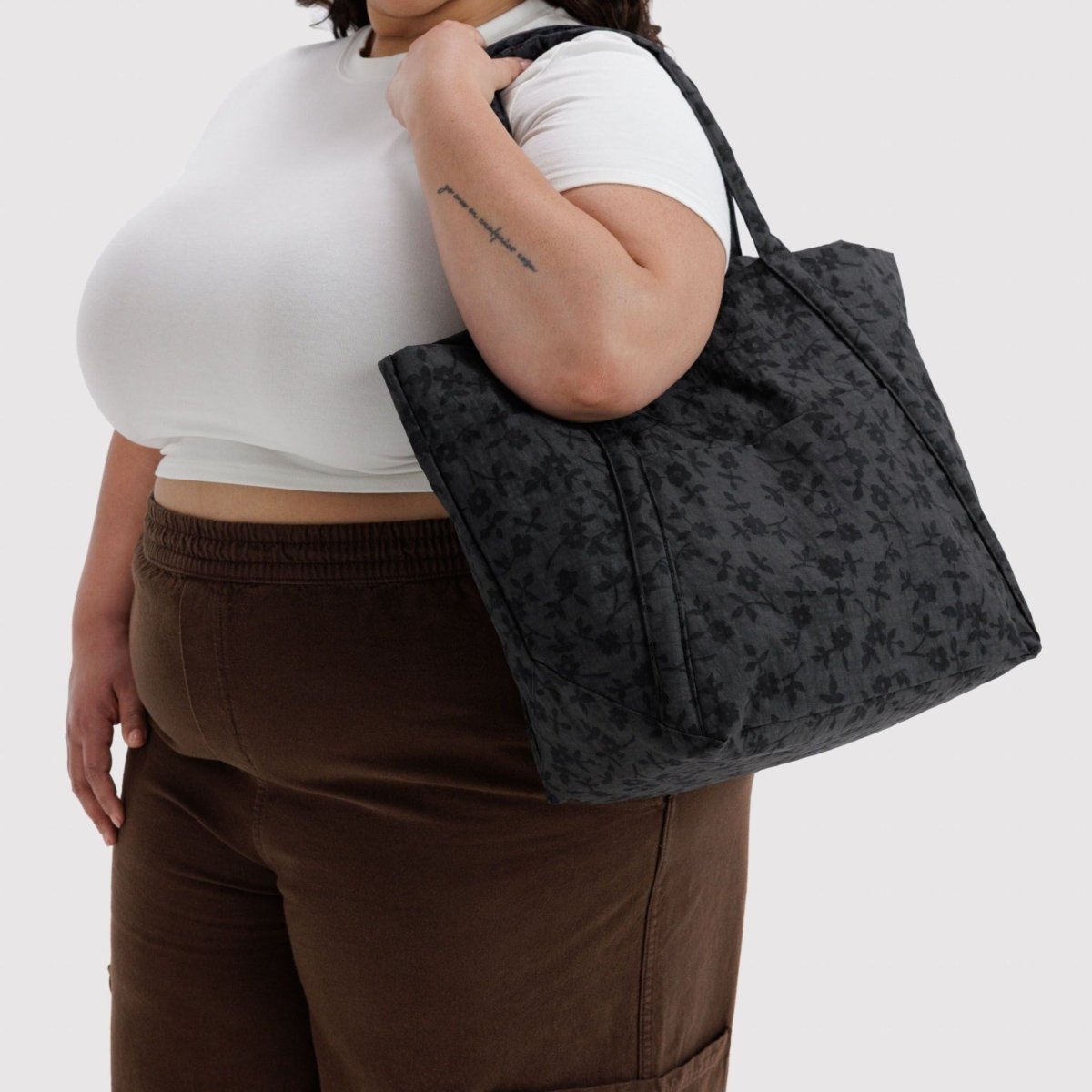 Baggu Cloud Bag in Charcoal Ditsy Floral - Getoutside Shoes