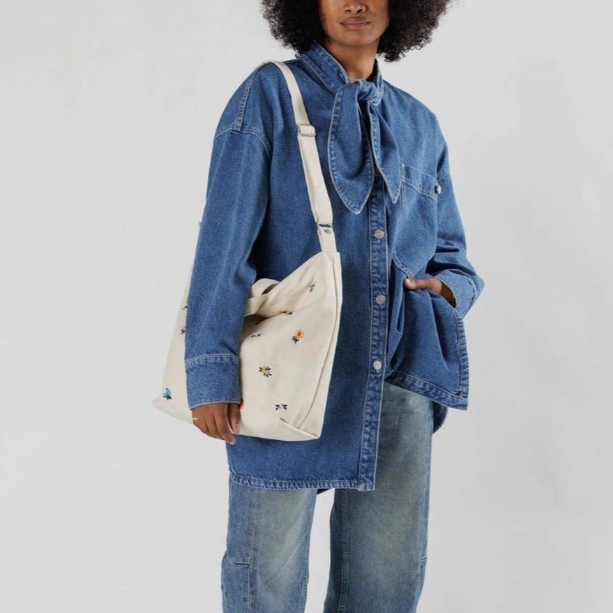 Baggu Horizontal Zip Duck Bag in Embroidered Ditsy Floral - Getoutside Shoes