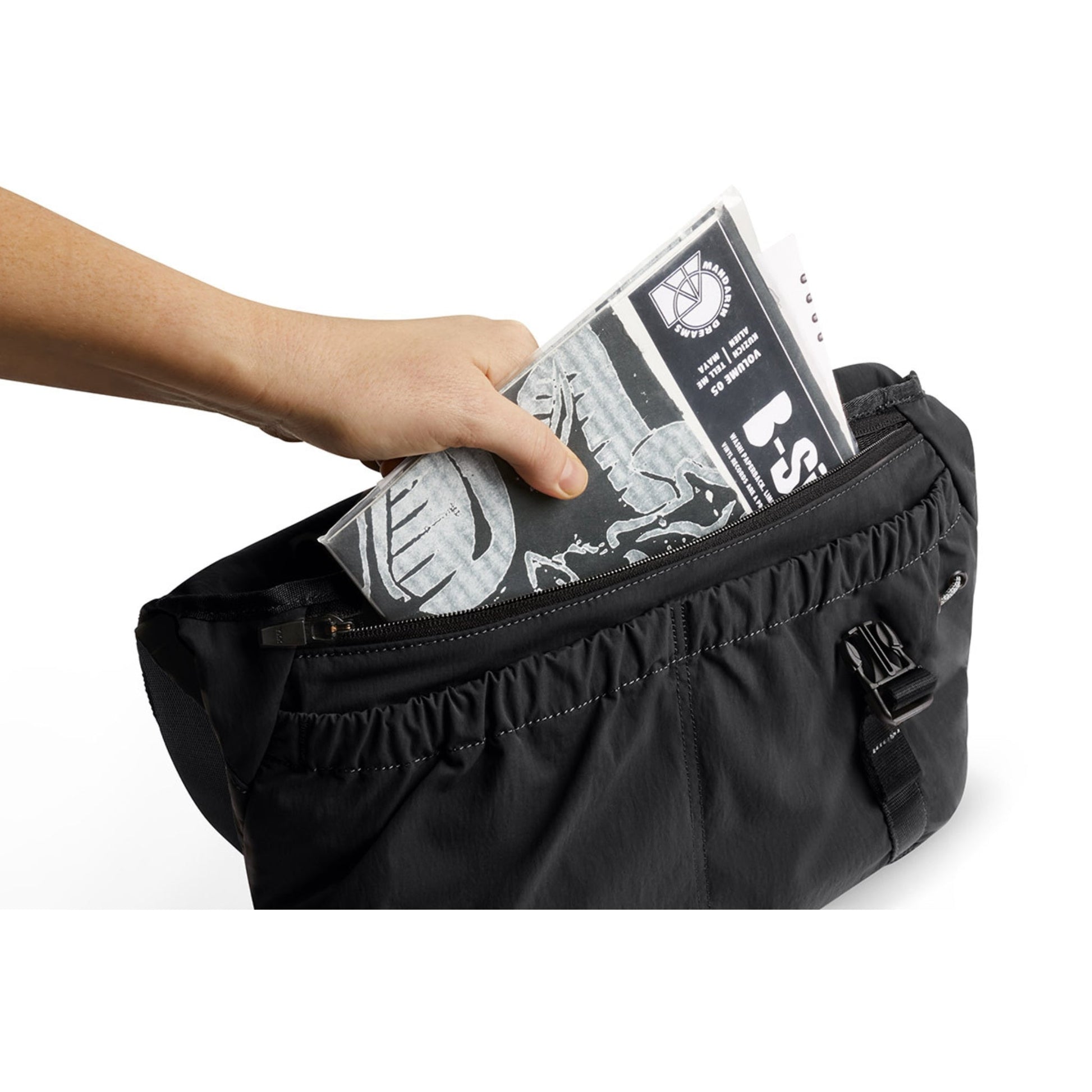Bellroy Cinch Messenger in Black