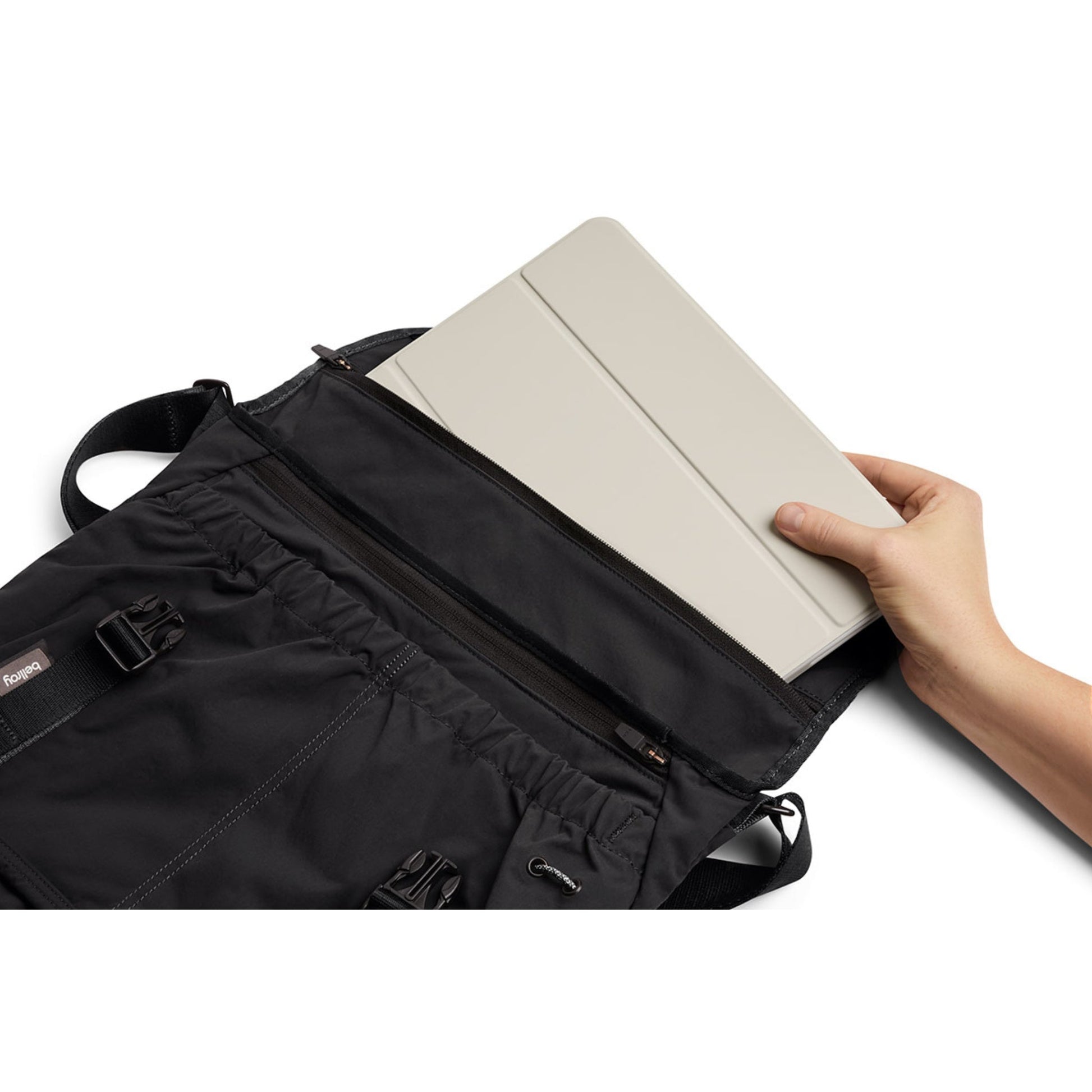 Bellroy Cinch Messenger in Black