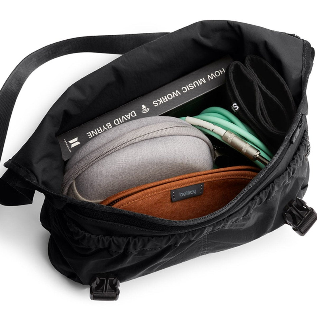 Bellroy Cinch Messenger in Black - Getoutside Shoes
