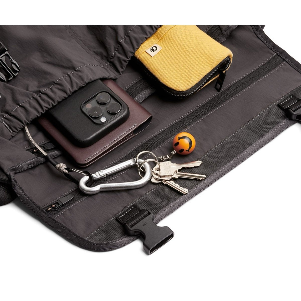 Bellroy Cinch Messenger in Charcoal - Getoutside Shoes