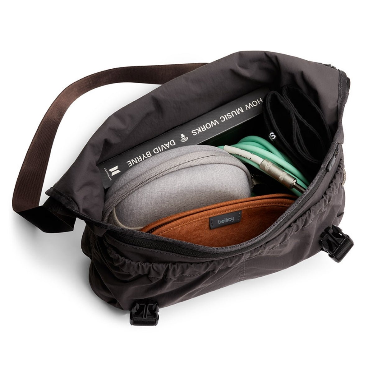 Bellroy Cinch Messenger in Charcoal - Getoutside Shoes