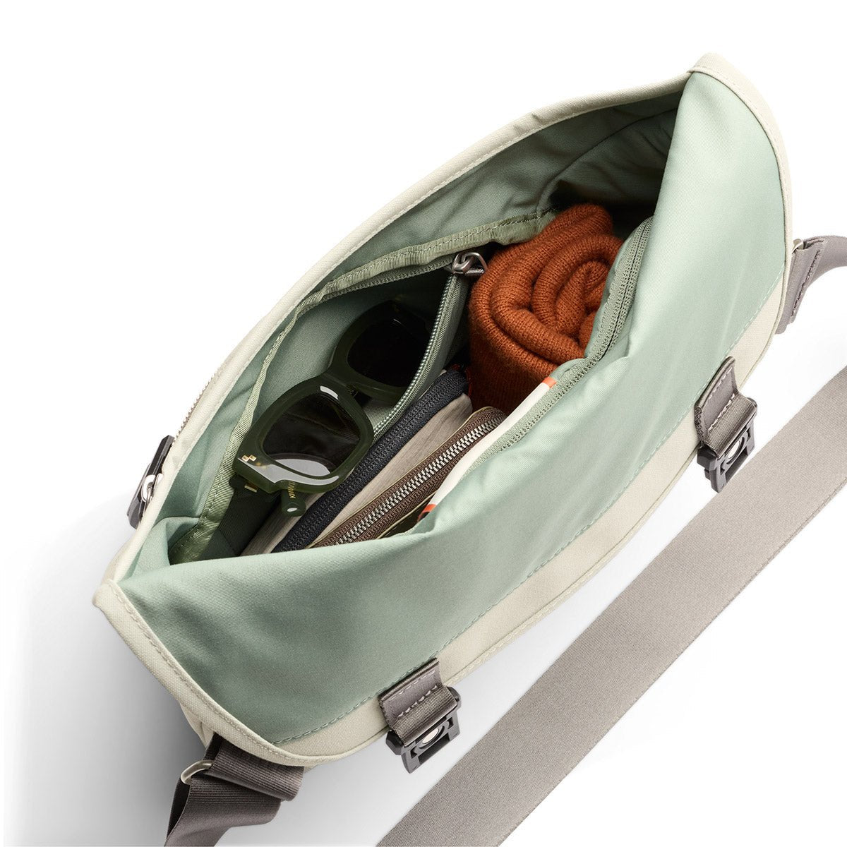 Bellroy Classic Messenger 6L in Steel - Getoutside Shoes