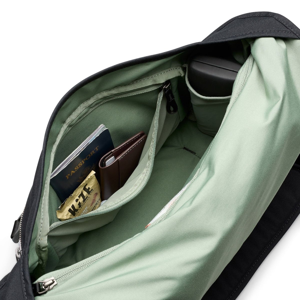 Bellroy Classic Messenger in Black - Getoutside Shoes