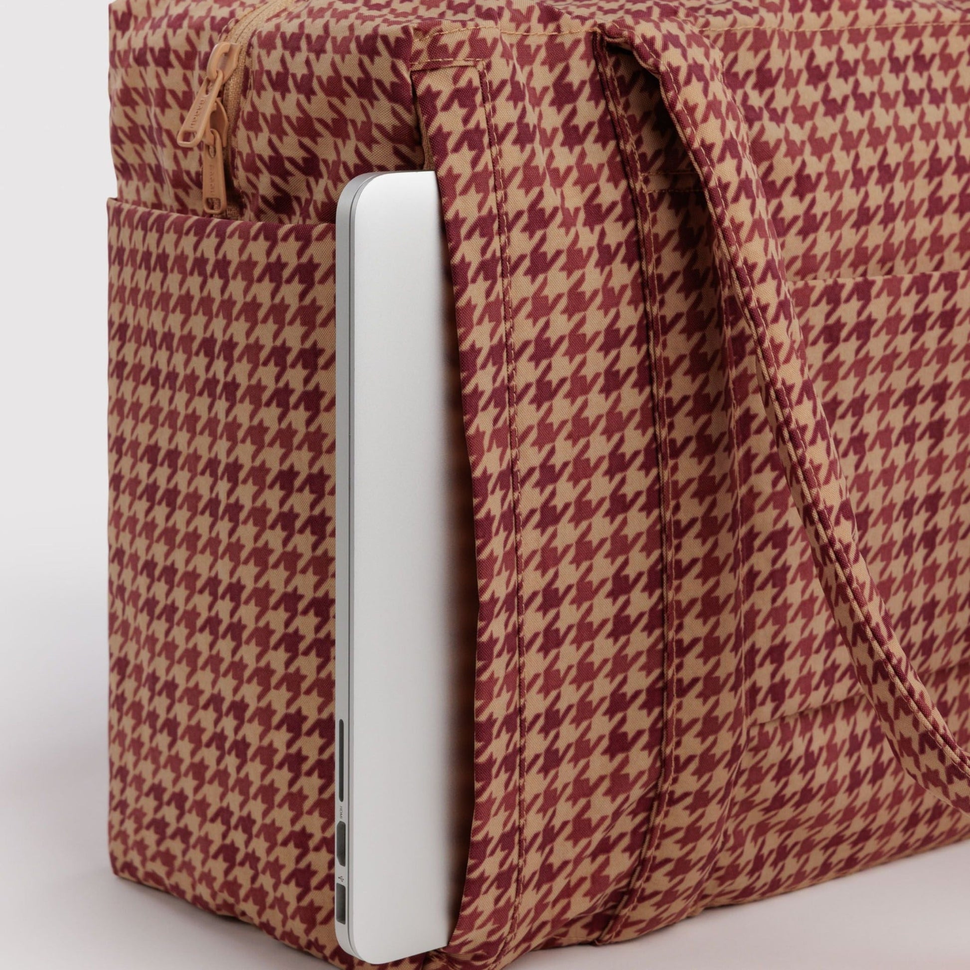 Baggu Small Cloud Carry-On in Tan Houndstooth