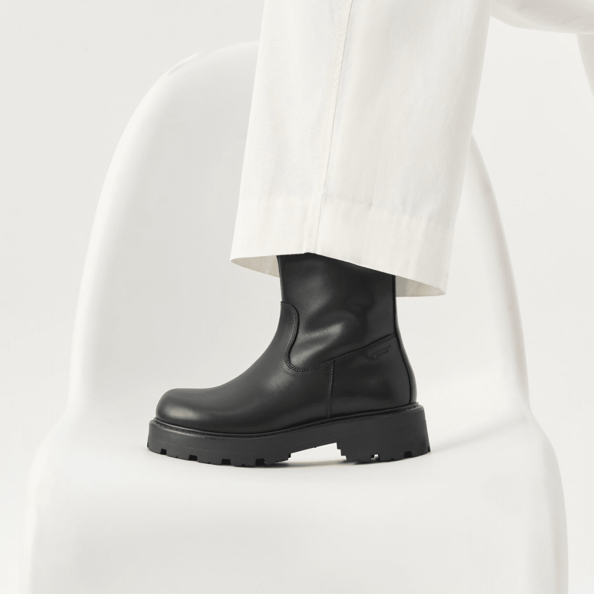 Vagabond Women's Cosmo 2.0 Zip Boots in Black Leather - Getoutside Shoes