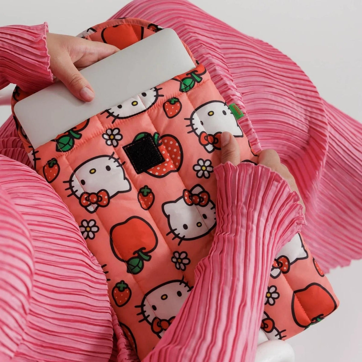 Baggu Puffy Laptop Sleeve 13&quot;/14&quot; in Hello Kitty Apple