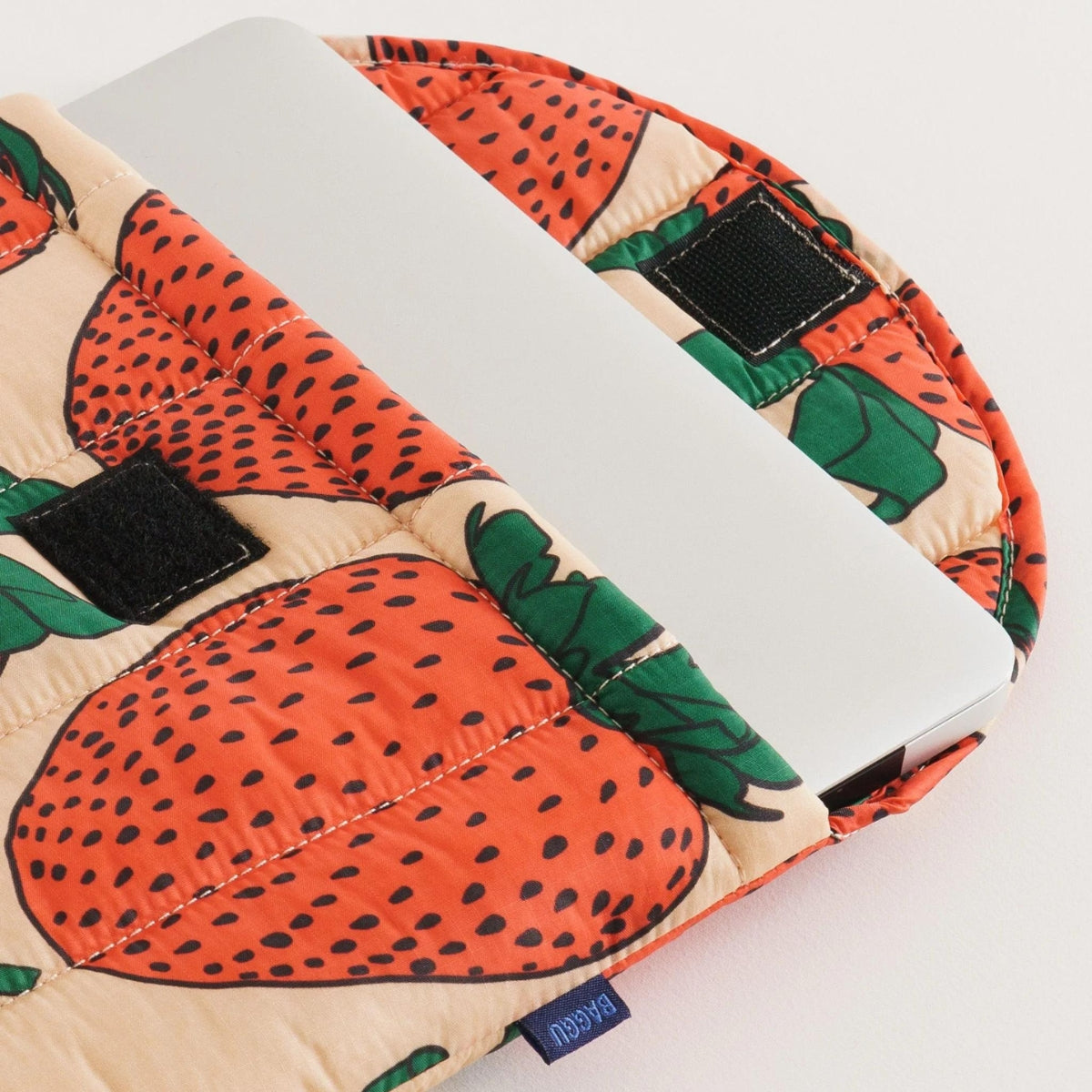 Baggu Puffy Laptop Sleeve 13&quot;/14&quot; in Strawberry