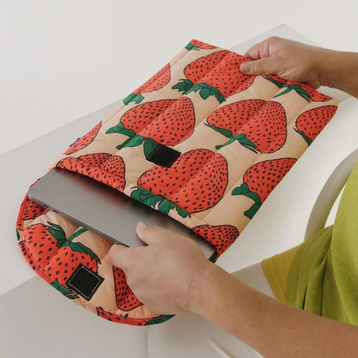 Baggu Puffy Laptop Sleeve 16" in Strawberry - Getoutside Shoes